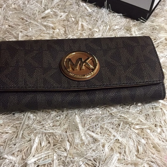 Michael Kors Fulton Brown Carryall Wallet - Picture 13 of 13